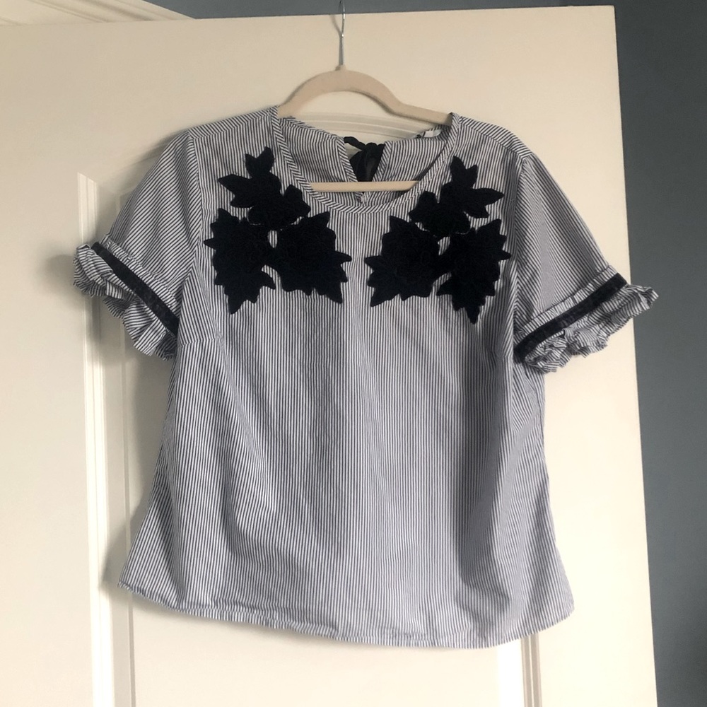 Crown & Ivy Ruffle Sleeve Tie Bow Floral Blouse Top Medium